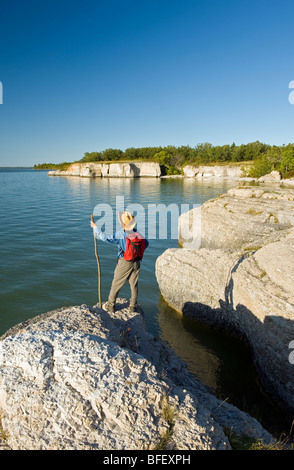 Falaises de calcaire, des rochers, le long du lac Manitoba, Manitoba, Canada Banque D'Images