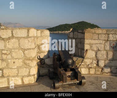 Cannon pointant sur l'île de Lokrum de murailles et remparts de Dubrovnik old town wall Banque D'Images