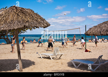 Les gens à jouer au volleyball de plage, ballon en l'air, des Caraïbes, à Cuba resort Banque D'Images