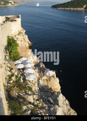 Rocky lido solarium donnant sur les murs de la ville de Lokrum et remparts de Dubrovnik old town wall Banque D'Images