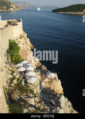 Rocky lido solarium donnant sur les murs de la ville de Lokrum et remparts de Dubrovnik old town wall Banque D'Images