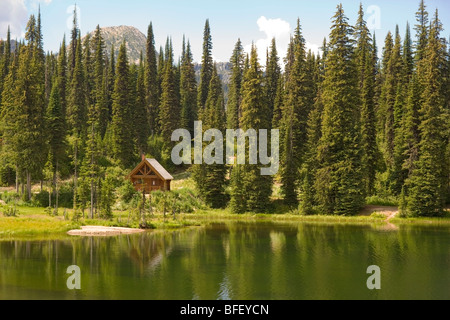 Cabane sur le lac, col Kootenay, Colombie-Britannique, Canada Banque D'Images