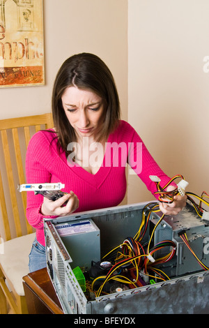 Jeune femme de la mise à niveau du matériel informatique Banque D'Images