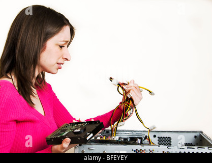 Jeune femme confuse la mise à niveau du matériel informatique Banque D'Images