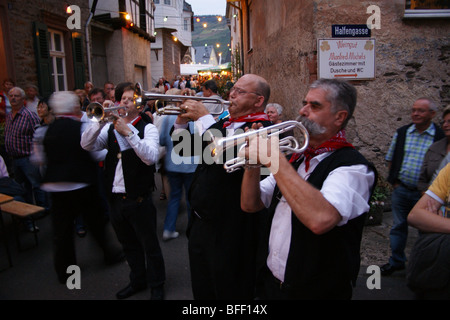 Trompettistes dans la rue festival du vin, le loup, près de Traben Trarbach, Mosel, Allemagne Banque D'Images