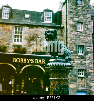 Une statue du célèbre chien Bobby en face de Bobby's Bar près de Greyfriars Kirkyard Edimbourg en Ecosse Banque D'Images