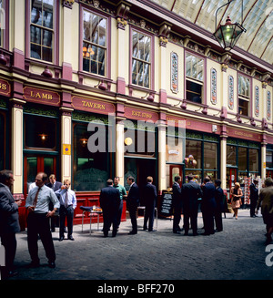 Les travailleurs de la ville à l'heure du déjeuner à l'extérieur de l'agneau taverne dans Leadenhall Market City de Londres Grande Bretagne Banque D'Images