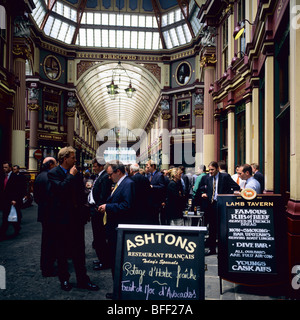 Employés de la ville à l'heure du déjeuner devant la taverne Lamb dans Leadenhall Market City of London Grande-Bretagne GB Banque D'Images