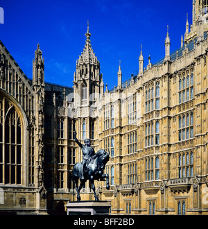 Chambre des Lords avec statue équestre du roi Richard Coeur de Lion Palais de Westminster Londres Grande Bretagne Banque D'Images