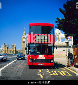 Bus à impériale rouge à Westminster Bridge arrêter et Westminster Palace avec Big Ben Clock Tower Londres Grande-bretagne Europe Banque D'Images