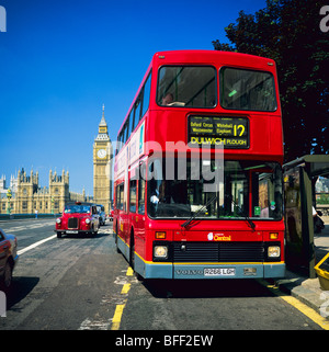 Bus à impériale rouge à Westminster Bridge et arrêt de taxi rouge et Westminster Palace avec Big Ben Londres Grande Bretagne Banque D'Images