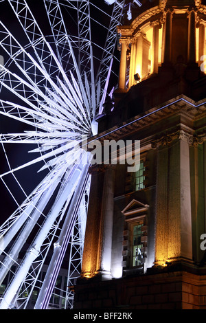 Roue de Belfast et l'Hôtel de ville de nuit Banque D'Images