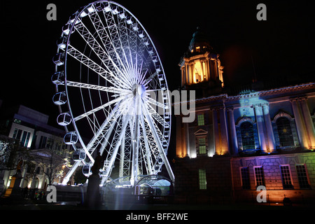 Roue de Belfast et l'Hôtel de ville de nuit Banque D'Images