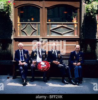 Des vétérans de Normandie assis à l'extérieur du pub Red Lion, buvant des pintes de bière, été, Londres Grande-Bretagne GB Banque D'Images