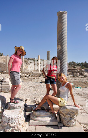 Les jeunes femmes par des colonnes de marbre, l'Agora antique, Amathos, Ayios Tykhonas, Limassol, Chypre District Banque D'Images