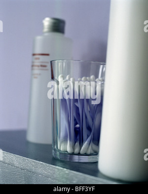 Close-up de coton-tiges dans un bocal en verre sur l'étagère métallique Banque D'Images