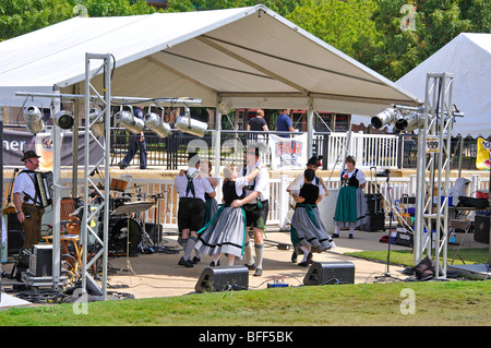 La danse folklorique allemande au cours de l'Oktoberfest à Addison, Texas, USA Banque D'Images