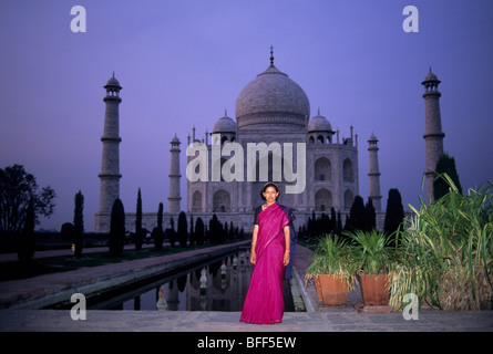 Sari caillé dame devant le Taj Mahal, Agra IN Banque D'Images