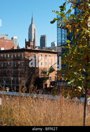 Voir à la North East vers Manhattan et l'Empire State Building depuis le nouvellement ouvert Le parc High Line à New York City. Banque D'Images