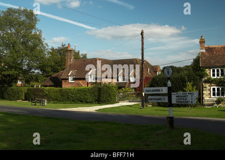 Un poteau de signalisation donne des directions sur Lurgashall village vert dans le West Sussex. Banque D'Images