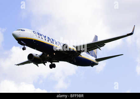 Boeing 737 exploité par Ryanair en approche pour l'atterrissage à l'aéroport de Birmingham Banque D'Images