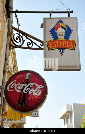 Panneaux de publicité ancienne, St Andrew Street, Old Town, Limassol, Chypre, Limassol District Banque D'Images