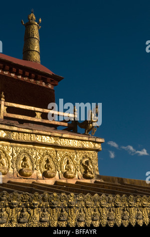 Détail de la toiture du temple du Jokhang, Lhassa, Tibet Banque D'Images