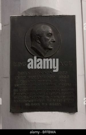 Hommage à la reporter,journaliste et dramaturge Edgar Wallace, situé à Ludgate Circus, London EC4, en Angleterre. Banque D'Images