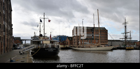 GLOUCESTER, Royaume-Uni - 01 NOVEMBRE 2009 : vue sur les quais avec des bateaux à voile et des bâtiments victoriens Banque D'Images