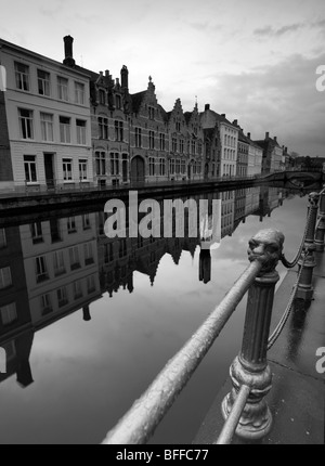 Rue Spiegelrei reflétant dans le canal de Bruges, Belgique. Banque D'Images