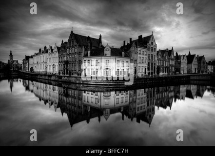 Rue Spiegelrei reflétant dans le canal de Bruges, Belgique. Banque D'Images