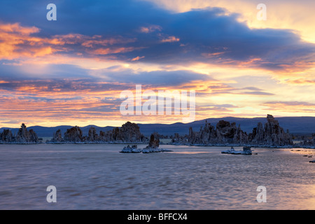 Un lever du soleil sur les tours de tuf et la Californie lac Mono. Banque D'Images