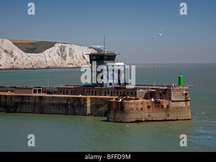 Mur du port et falaises blanches, Dover, Kent, Angleterre Banque D'Images