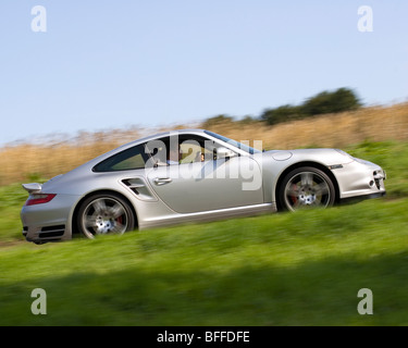 Porsche 911 Turbo d'argent allemand de voitures de sport en supercar motion sur la voie publique Banque D'Images