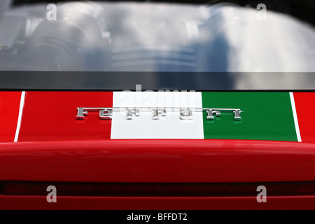 Badge Ferrari sur drapeau italien rouge blanc et vert Banque D'Images