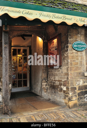 BURFORD, OXFORDSHIRE, Royaume-Uni - 31 OCTOBRE 2009 : jolie boutique dans High Street, Banque D'Images