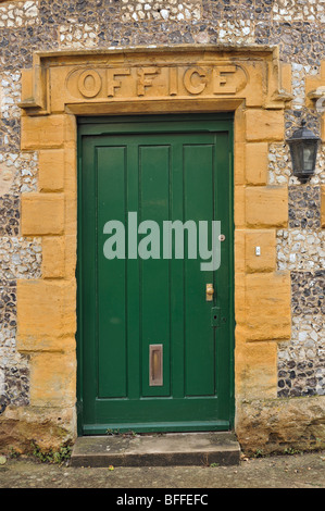 BURFORD, OXFORDSHIRE, Royaume-Uni - 31 OCTOBRE 2009 : porte de bureau avec panneau sculpté Banque D'Images