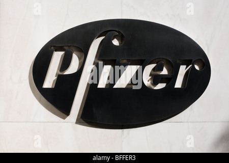 Le logo de Pfizer sur World Headquarters, New York City Banque D'Images