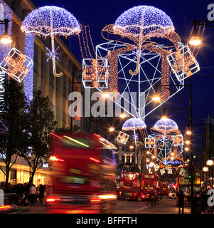 Décorations de Noël coloré dans Oxford Street à Londres. UK Banque D'Images