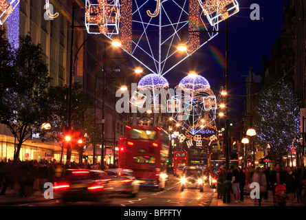 Décorations de Noël coloré dans Oxford Street London UK Banque D'Images