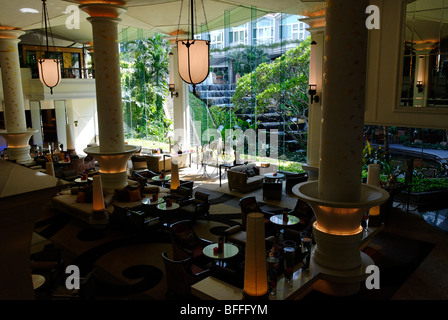 Le bar-salon et le lobby de l'hôtel Dusit Thani à Bangkok, Thaïlande Banque D'Images