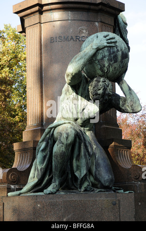 Le Mémorial Bismarck, Tiergarten, Berlin. Au-dessous de Bismarck est Atlas, montrant l'état de l'alimentation mondiale de l'Allemagne à la fin de la xixe siècle Banque D'Images