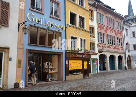 Les bâtiments colorés de la Place de la réunion à Mulhouse Banque D'Images