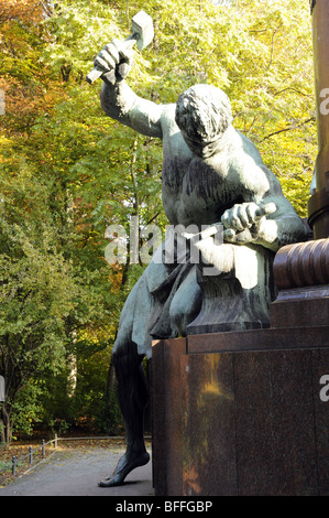 Le Mémorial Bismarck, Tiergarten, Berlin. Au-dessous de Bismarck est Siegfried, forger une épée pour montrer la force industrielle. Banque D'Images