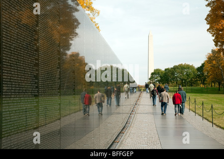 Visiteurs à la guerre de Vietnam Veterans Memorial, Washington DC USA Banque D'Images