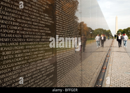 Les visiteurs de lire les noms sur le mur, les anciens combattants du Vietnam War Memorial, Washington DC USA Banque D'Images