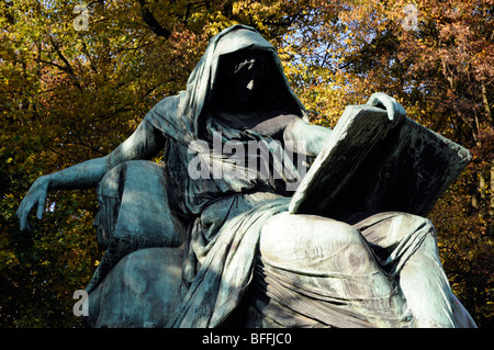 Le Mémorial Bismarck, Tiergarten, Berlin. Au-dessous de Bismarck est une sibylle couchée sur un sphinx et la lecture du livre de l'histoire. Banque D'Images