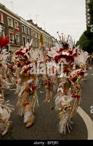 Danseurs de l'école de samba Paraiso flottent à la carnaval de Notting Hill, à Londres, en Angleterre Banque D'Images