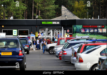 Station-service de la flotte sur le M3, Angleterre Banque D'Images