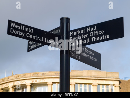 Panneaux indicateurs dans le centre-ville de Derby, Derbyshire, Angleterre, Royaume-Uni Banque D'Images